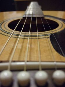 old acoustic guitar pictures 2723544 224x300 - Violão Empenado? Dicas para manter seu instrumento livre de problemas!