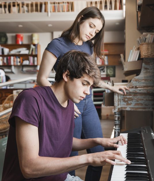 teen boy playing piano for girlfriend 23 2147860795 e1534427038351 - Aprendendo sobre Partituras: Orientações para o seu aprendizado!