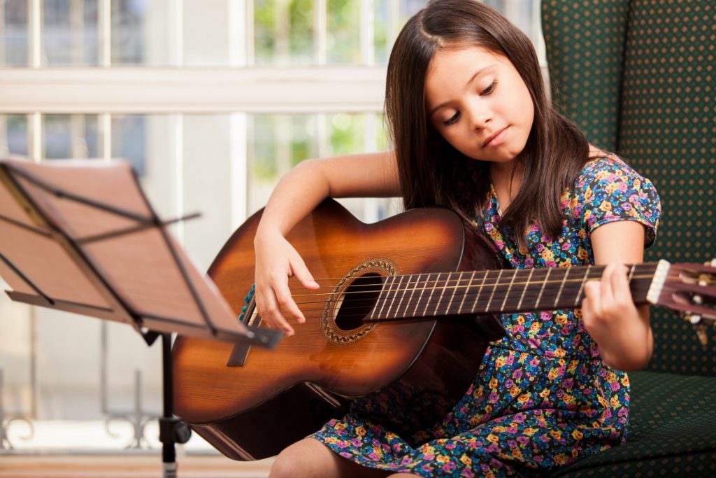 child learning guitar chords 1024x683 - Aprendendo música de maneira adequada