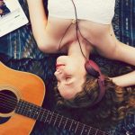 menina relaxante e escutar musica 53876 21663 150x150 - Mulheres na guitarra: representatividade mundial