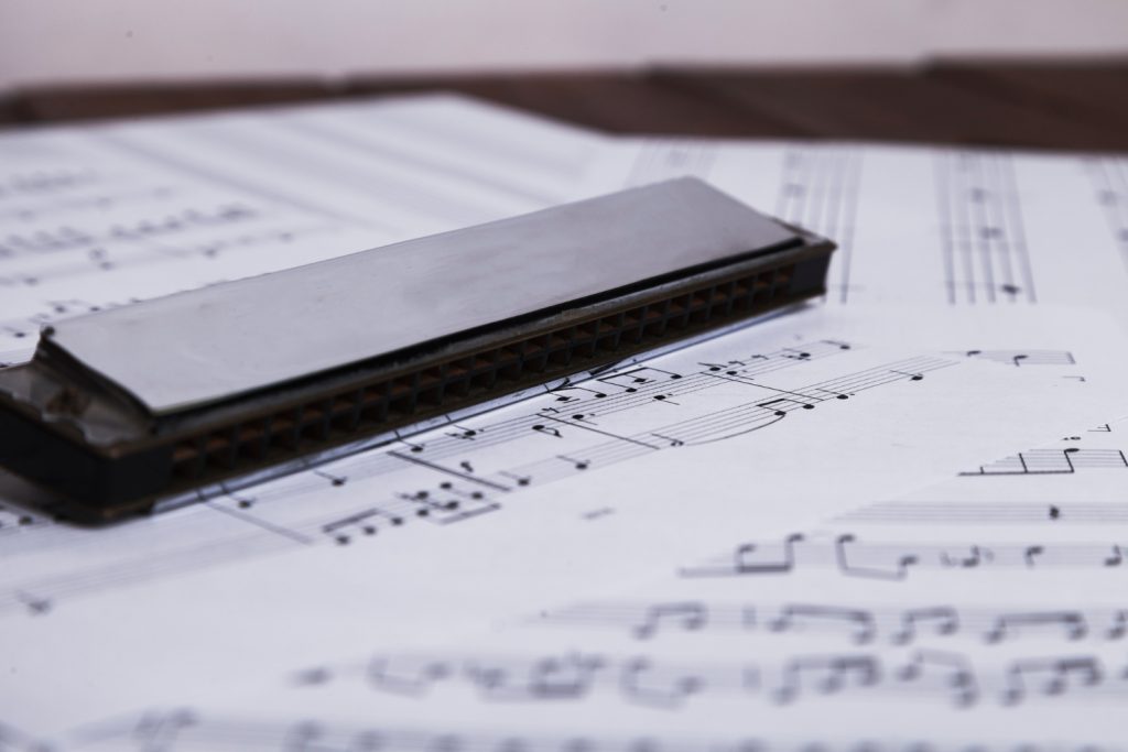 harmonica on sheet music 1024x683 - Tipos de gaita: Como escolher o Modelo ideal?